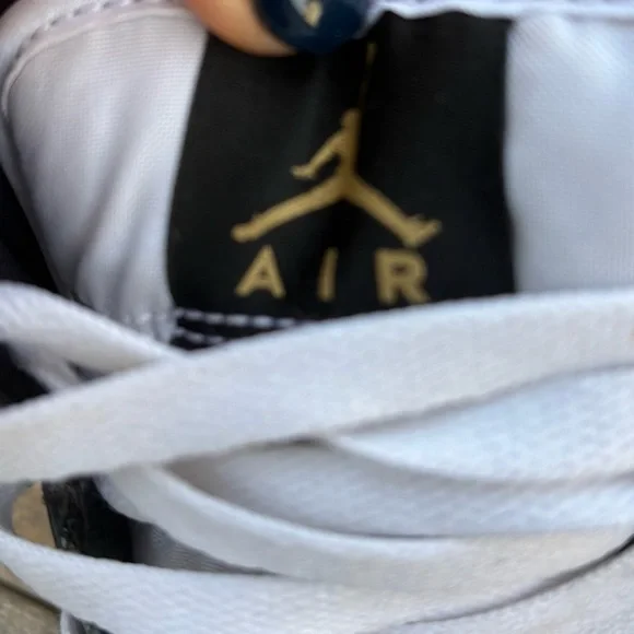 Air Jordan 1 Mid SE Patent Black Gold - Size 4.5 - Picture 6 of 11